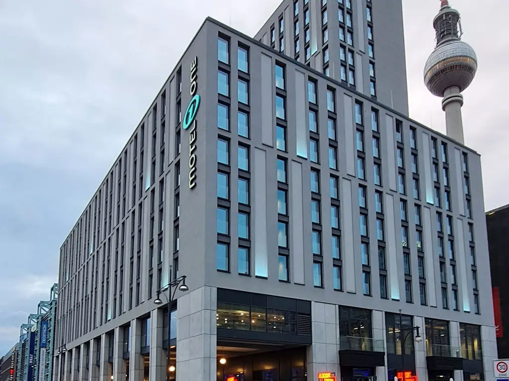 Motel One Berlin-Alexanderplatz, dahinter der Berliner Fernsehturm
